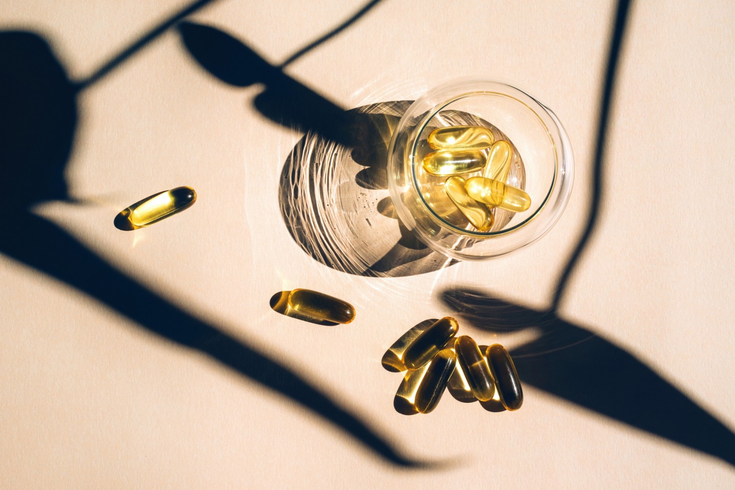 capsules-fish-oil-omega-3-in-glass-cup-with-a-shad-2021-08-29-09-31-26-utc_50.jpg